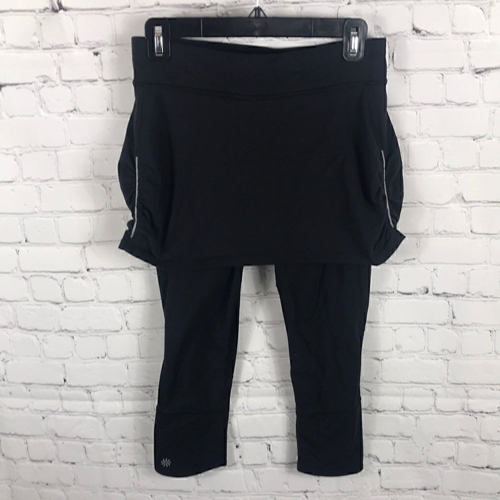 ATHLETA- 2-in-1 Chaturanga Capri Legging Modest Small EUC black & reflective